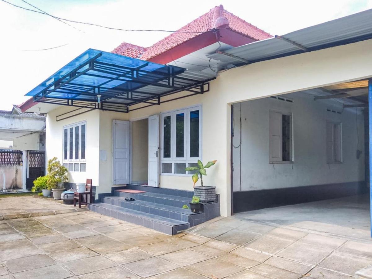 Reddoorz Syariah At Griya Soeratin Pacitan Hotel Ngoại thất bức ảnh